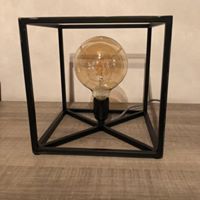 Kubus tafellamp in staal en LED lamp